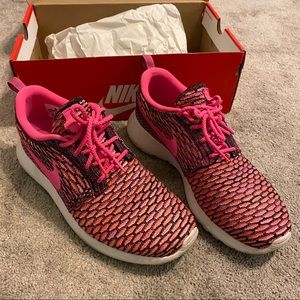 Nike Women’s Roshe Run Flyknit - Size 8.5